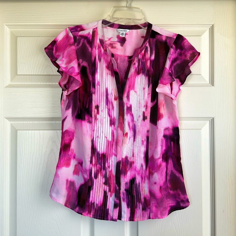 Sleeveless blouse, hidden button-up